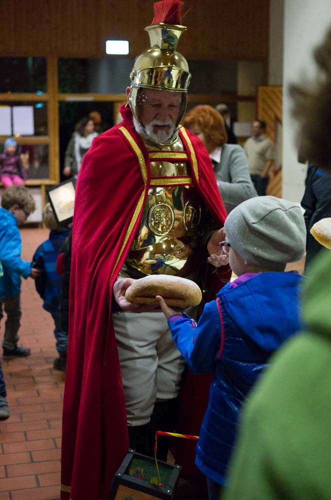 Sankt Martin verteilt den Stuten an die Kinder